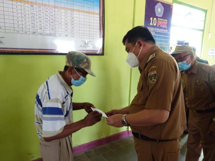 Bupati Musa Ahamd Bantu 25 Warga Terdampak Bencana Angin Puting Beliung